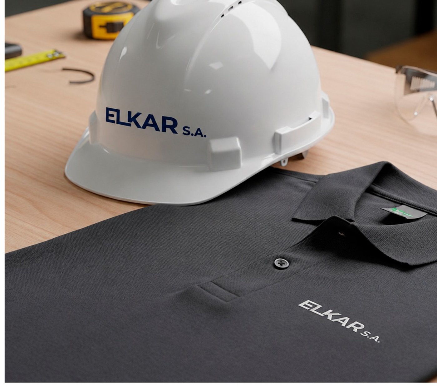 Casco de seguridad ELKAR S.A. sobre mesa de trabajo